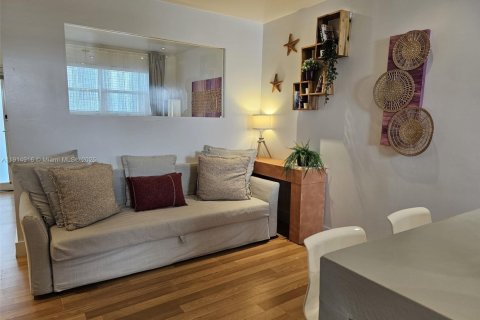 Condo in Miami Beach, Florida  № 2015928 - photo 7