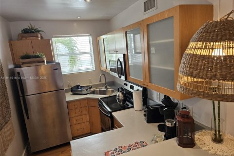 Condo in Miami Beach, Florida  № 2015928 - photo 14