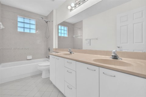 Снять в аренду виллу или дом в Пемброк-Пайнс, Флорида 4 спальни, 254.55м2, № 2146084 - фото 30