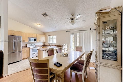 House in Port St. Lucie, Florida 3 bedrooms, 105.07 sq.m. № 2062538 - photo 5