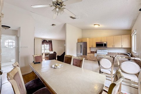 House in Port St. Lucie, Florida 3 bedrooms, 105.07 sq.m. № 2062538 - photo 6