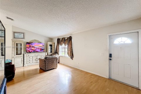 House in Port St. Lucie, Florida 3 bedrooms, 105.07 sq.m. № 2062538 - photo 4