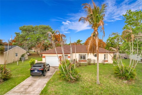 House in Port St. Lucie, Florida 3 bedrooms, 105.07 sq.m. № 2062538 - photo 1