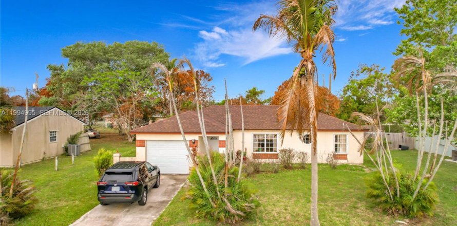 House in Port St. Lucie, Florida 3 bedrooms, 105.07 sq.m. № 2062538