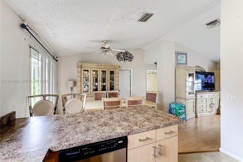 House in Port St. Lucie, Florida 3 bedrooms, 105.07 sq.m. № 2062538 - photo 8