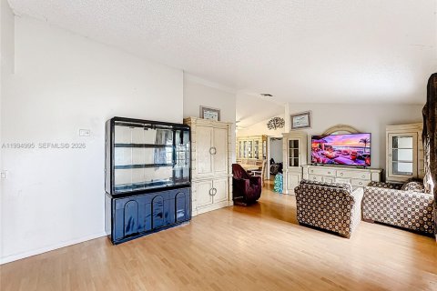 House in Port St. Lucie, Florida 3 bedrooms, 105.07 sq.m. № 2062538 - photo 3