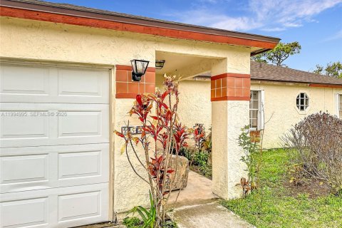 House in Port St. Lucie, Florida 3 bedrooms, 105.07 sq.m. № 2062538 - photo 2