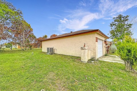 House in Port St. Lucie, Florida 3 bedrooms, 105.07 sq.m. № 2062538 - photo 17