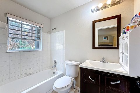 House in Port St. Lucie, Florida 3 bedrooms, 105.07 sq.m. № 2062538 - photo 12