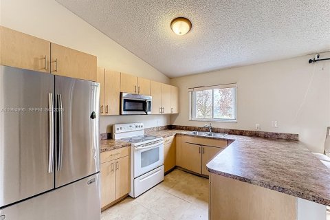 House in Port St. Lucie, Florida 3 bedrooms, 105.07 sq.m. № 2062538 - photo 7