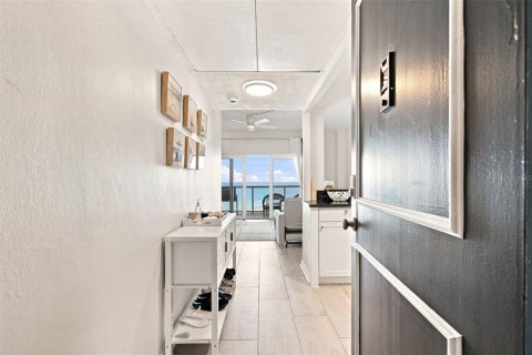 Condominio en venta en Clearwater, Florida, 3 habitaciones, 43.01 m2 № 2348006 - foto 2