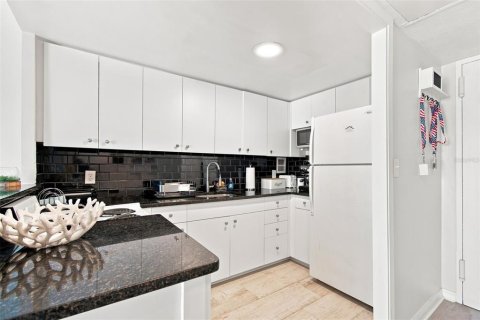 Condominio en venta en Clearwater, Florida, 3 habitaciones, 43.01 m2 № 2348006 - foto 4