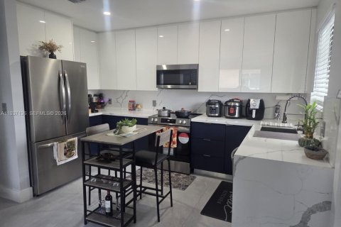 House in Miami, Florida 1 bedroom, 65.03 sq.m. № 2002222