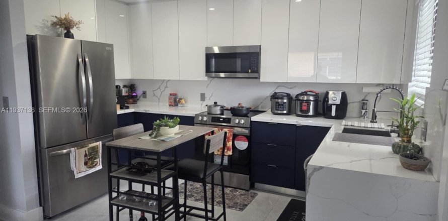 House in Miami, Florida 1 bedroom, 65.03 sq.m. № 2002222