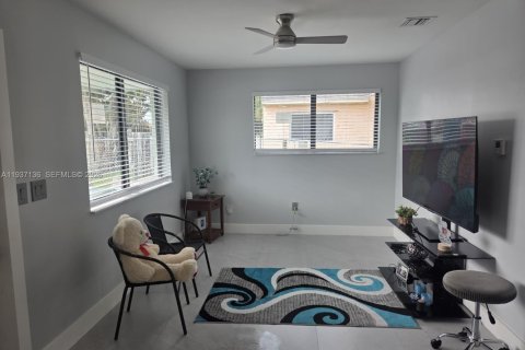 House in Miami, Florida 1 bedroom, 65.03 sq.m. № 2002222 - photo 3