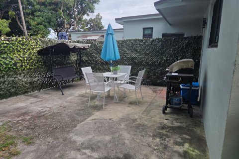 House in Miami, Florida 1 bedroom, 65.03 sq.m. № 2002222 - photo 7