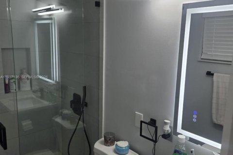 House in Miami, Florida 1 bedroom, 65.03 sq.m. № 2002222 - photo 5