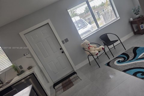 House in Miami, Florida 1 bedroom, 65.03 sq.m. № 2002222 - photo 2