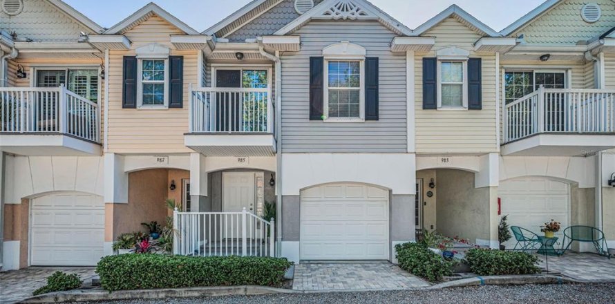 Townhouse in Dunedin, Florida 2 bedrooms, 117.06 sq.m. № 1644653