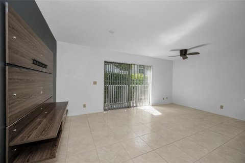 Townhouse in Dunedin, Florida 2 bedrooms, 117.06 sq.m. № 1644653 - photo 9