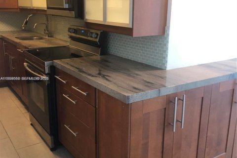 Condo in Miami Beach, Florida, 1 bedroom № 2030896 - photo 11