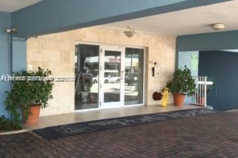 Condo in Miami Beach, Florida, 1 bedroom № 2030896 - photo 2