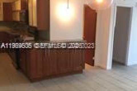 Condo in Miami Beach, Florida, 1 bedroom № 2030896 - photo 6
