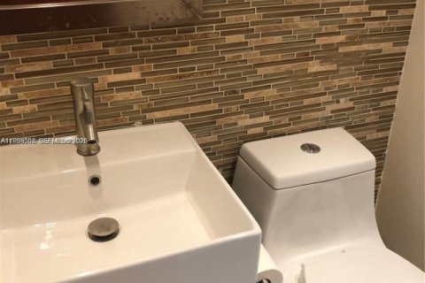 Condo in Miami Beach, Florida, 1 bedroom № 2030896 - photo 9