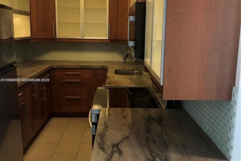 Condo in Miami Beach, Florida, 1 bedroom № 2030896 - photo 12