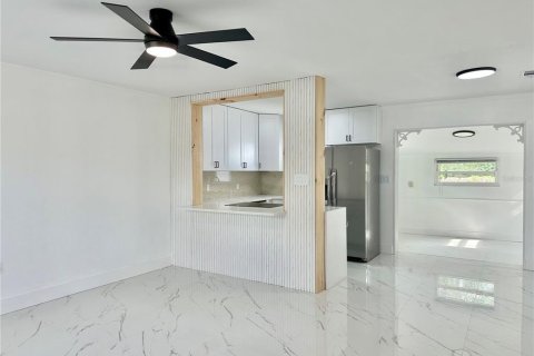 House in Titusville, Florida 4 bedrooms, 120.77 sq.m. № 1614229 - photo 6