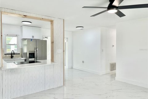 House in Titusville, Florida 4 bedrooms, 120.77 sq.m. № 1614229 - photo 7
