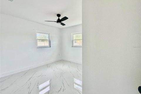 House in Titusville, Florida 4 bedrooms, 120.77 sq.m. № 1614229 - photo 12