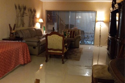 Condominio en venta en Lauderhill, Florida, 2 dormitorios, 99.41 m2 № 1965582 - foto 9