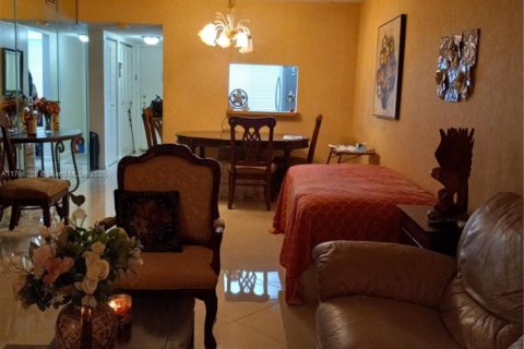 Condominio en venta en Lauderhill, Florida, 2 dormitorios, 99.41 m2 № 1965582 - foto 10