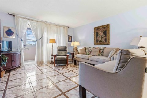 Condo in Miami, Florida, 1 bedroom  № 2026941 - photo 6