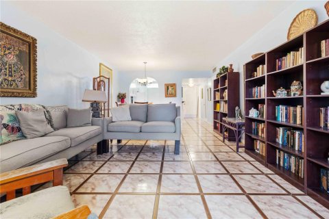 Condo in Miami, Florida, 1 bedroom  № 2026941 - photo 7