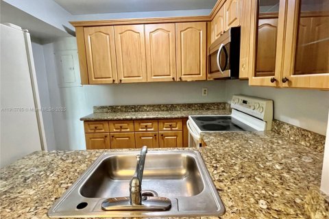 Condominio en alquiler en Miami, Florida, 2 dormitorios, 83.43 m2 № 1971821 - foto 10