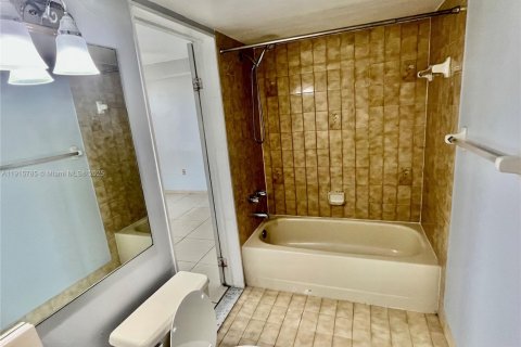 Condominio en alquiler en Miami, Florida, 2 dormitorios, 83.43 m2 № 1971821 - foto 18