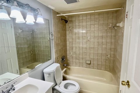 Condominio en alquiler en Miami, Florida, 2 dormitorios, 83.43 m2 № 1971821 - foto 12