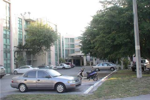 Condominio en alquiler en Miami, Florida, 2 dormitorios, 83.43 m2 № 1971821 - foto 1