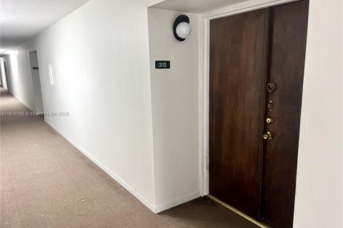 Condominio en alquiler en Miami, Florida, 2 dormitorios, 83.43 m2 № 1971821 - foto 3