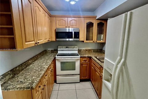 Condominio en alquiler en Miami, Florida, 2 dormitorios, 83.43 m2 № 1971821 - foto 4