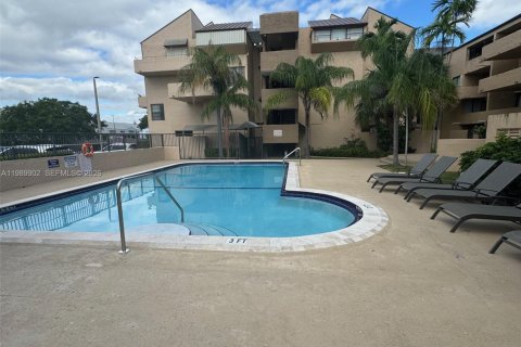 Copropriété à vendre à Miami, Floride: 2 chambres, 86.4 m2 № 2052012 - photo 13
