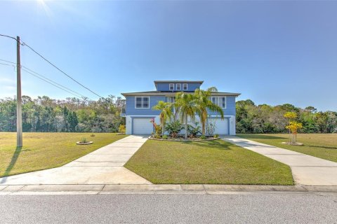 Casa en venta en Hernando Beach, Florida, 3 dormitorios, 185.62 m2 № 1899662 - foto 1