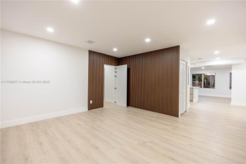 House in Miami, Florida 3 bedrooms, 149.39 sq.m. № 1731700 - photo 3