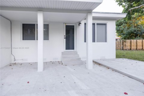 House in Miami, Florida 3 bedrooms, 149.39 sq.m. № 1731700 - photo 20