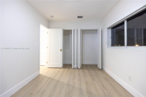 House in Miami, Florida 3 bedrooms, 149.39 sq.m. № 1731700 - photo 10