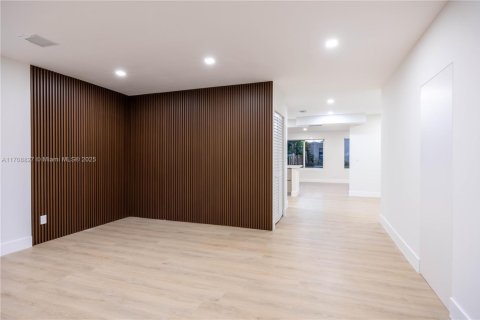 House in Miami, Florida 3 bedrooms, 149.39 sq.m. № 1731700 - photo 11