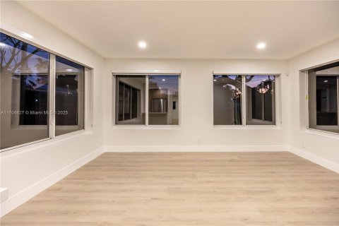 House in Miami, Florida 3 bedrooms, 149.39 sq.m. № 1731700 - photo 18