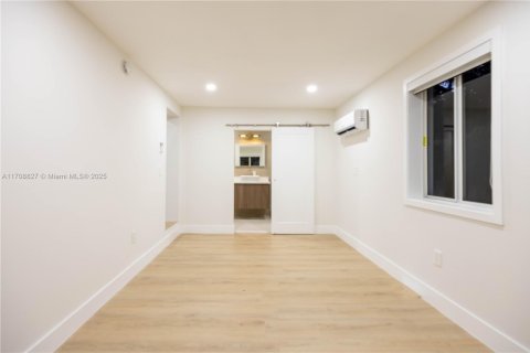 House in Miami, Florida 3 bedrooms, 149.39 sq.m. № 1731700 - photo 12